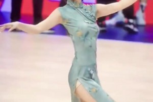颜值身段双在线！女篮卓识身着旗袍，1米9高挑身材貌美五官大气