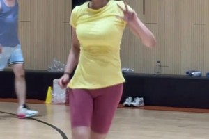 魔鬼身材配硬核球技！学妹布朗妮一出场，对面直接忘了怎么防守！